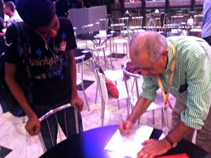 Antônio Torres autografa o livro de um fã (Foto: Marcos Dantas / G1 AM)
