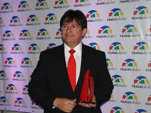 Secretário de Estado de Turismo, Jura Filho, com o prêmio, entregue em São Paulo (Foto: Divulgação)