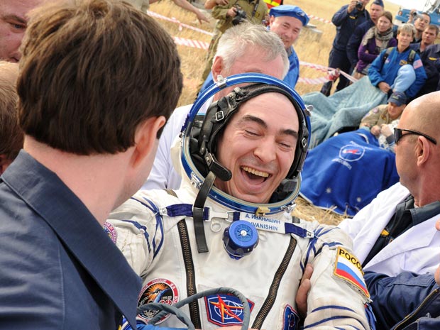 Anatoli Ivanishin é retirado da Soyuz pela equipe de apoio em Terra (Foto: AFP Photo/Kirill Kudryatsev)