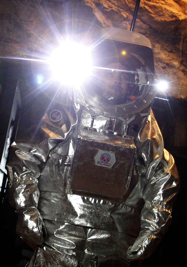 A roupa está sendo desenvolvida para uma futura missão tripulada no 'Planeta Vermelho' (Foto: Lisi Niesner/Reuters)
