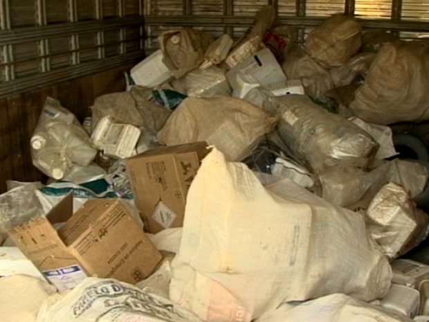 Embalagens vazias de agrotóxico são recolhidas em Iúna (Foto: Reprodução/TV Gazeta Sul)