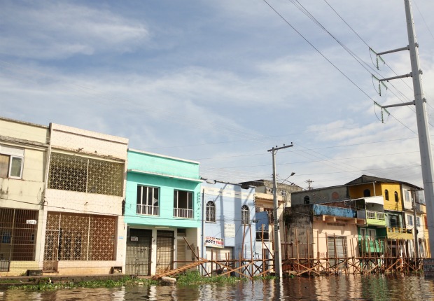 Bairro São Raimundo, no Centro de Manaus, água do rio invadiu ruas (Foto: Semcom/Divulgação)