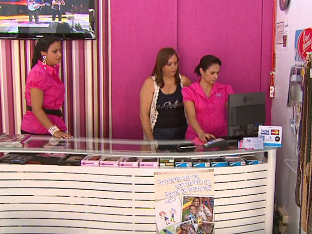 Loja de calçados femininos de São João da Boa Vista, SP, montou uma vitrine virtual.  (Foto: Reprodução/EPTV)