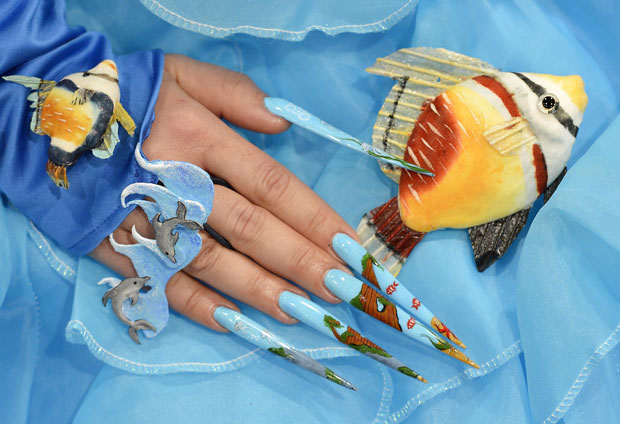 Mulher exibe as unhas pintadas com o tema subaquático (Foto: Jens Meyer/AP)