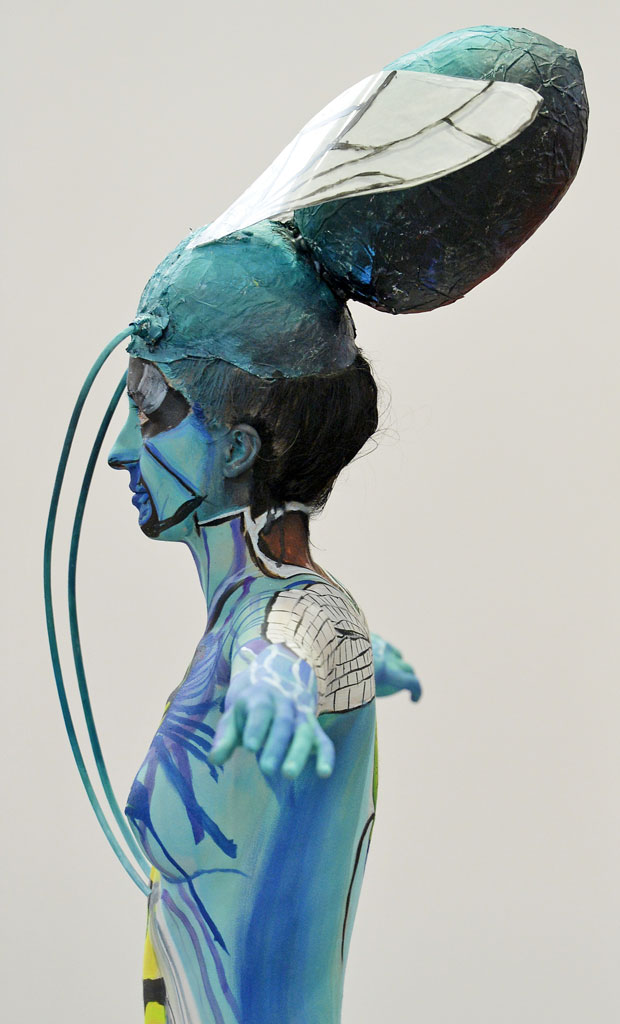 Modelo de pintura corporal posa caracterizada como libélula (Foto: Jens Meyer/AP)