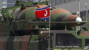 Míssil NK-08 é exibido em parada militar na Coreia do Norte (Foto: AP)