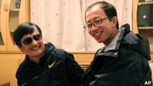 O ativista Hu Jia (dir.), que se encontrou com Chen após a fuga, também foi detido (Foto: AP)