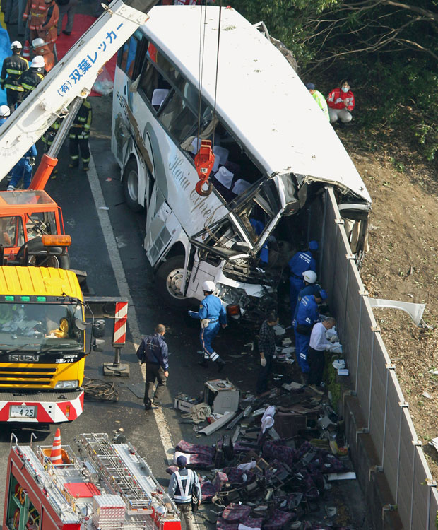 Acidente com ônibus de excursão deixou ao menos 7 mortos e 40 feridos no Japão (Foto: Kyodo News/AP)
