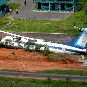 Avião derrapa na pista e fere
3 pessoas em Bangladesh (AFP)