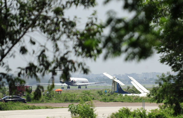 Avião da Real Força Aérea tailandesa derrapou na pista do aeroporto Hazrat Shahjalal, em Dhaka, em Bangladesh, nesta segunda (30). (Foto: Munir uz Zaman/AFP)