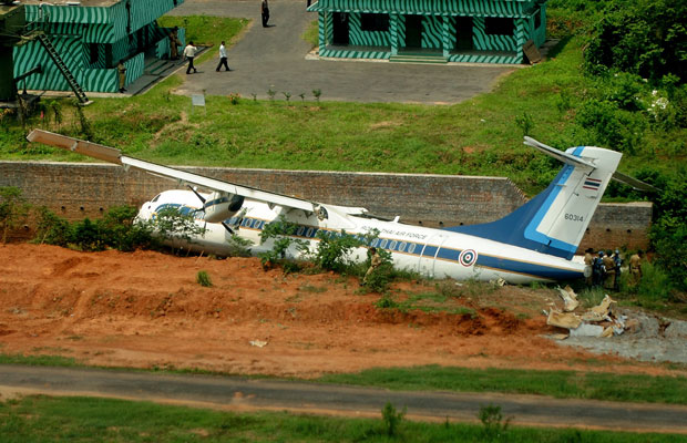 O avião, que levava 15 pessoas, derrapou na pista deixando 15 feridos, segundo autoridades (Foto: AFP)