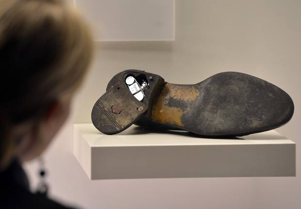Sapato com minicâmera no calcanhar é uma das atrações. (Foto: Martin Meissner/AP)
