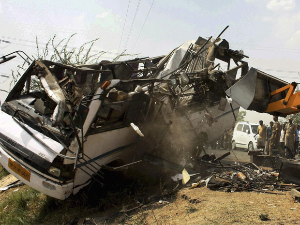 20 pessoas morreram e outras 12 ficaram feridas em um choque entre dois ônibus na Índia (Foto: AP)