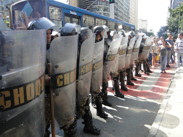 Tropa de choque da Polícia Militar acompanhou manifestação (Foto: Pedro Triginelli / G1)