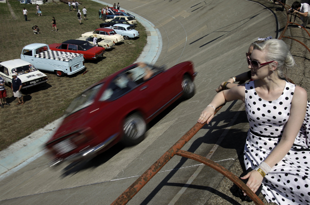 Encontro; carros; motos;a ntigos; clássicos; hungria (Foto: PETER KOHALMI /AFP PHOTO)