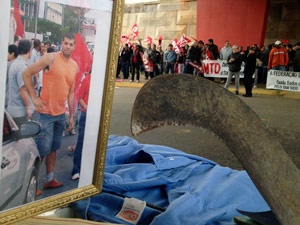 Manifestantes relembram morte de agricultor e sindicalista (Foto: Alexandre dos Santos/RBS TV)