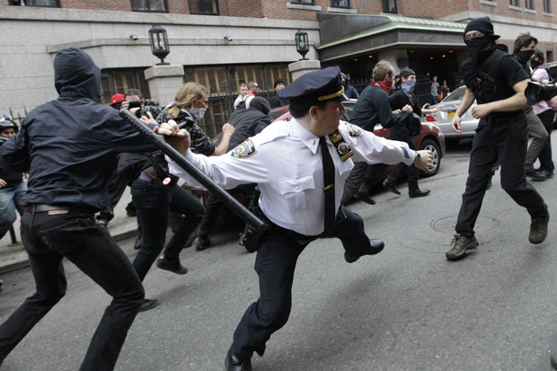 Policial usa cassetete contra manifestante do 'Ocupe Wall Street' após início dos conflitos em Nova York (Foto: Mary Altaffer/AP)