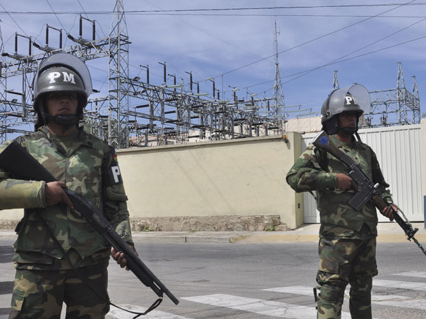 Militares fazem a guarda de unidade da Transportadora de Eletricidade, em Cochabamba (Foto: AP)