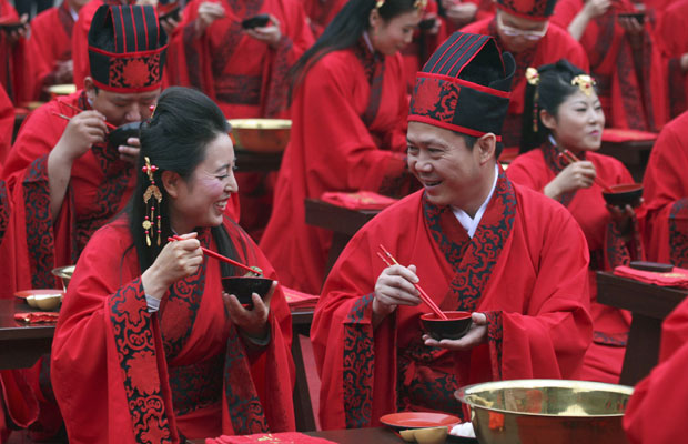 Cerca de 130 casais de toda a China participaram da cerimônia com os rituais da dinastia Han (do ano 202 AC até o ano 220) (Foto: Reuters)
