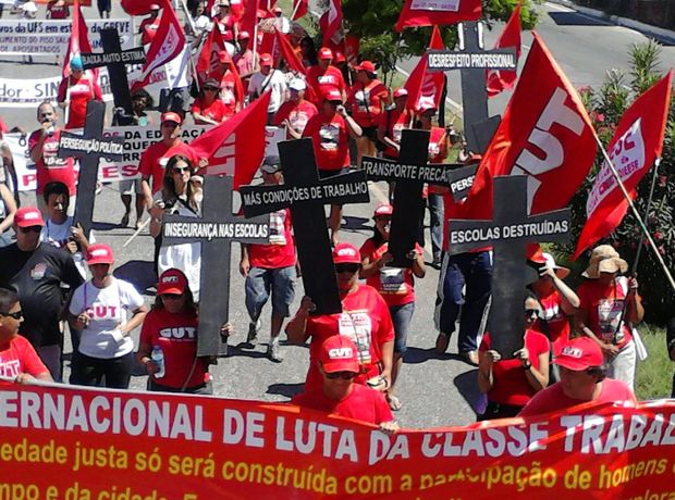Trabalhadores realizam marcha pelas ruas de Aracaju neste 1º de maio (Foto: Divulgação/CUT-SE)