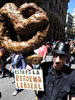 Espanhóis protestam contra 
o governo no Dia do Trabalho (AFP)
