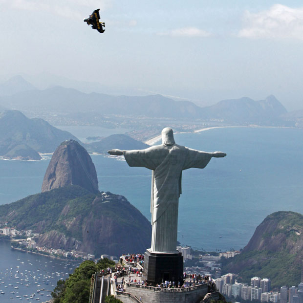 Jetman sobrevoa o Rio de Janeiro (Foto: AP/Joe Parker, Breitling)