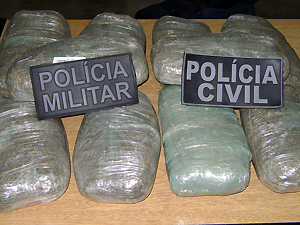 Porções de maconha estavam dentro de sacola que foi jogada pela janela do carro (Foto: Divulgação/Polícia Civil)