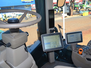Trator equipado com GPS (Foto: Clayton Castelani/G1)