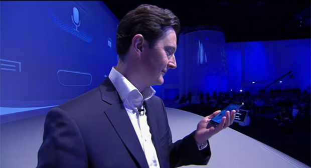 Executivo da Samsung mostra o Galaxy S III (Foto: Divulgação)