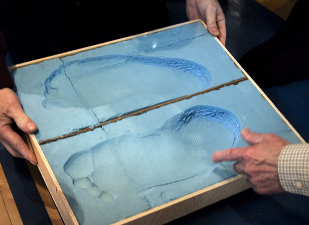 Forma dos pés de Igor foram feitas para o presente (Foto: Steven Senne/AP)