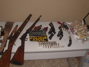 Armas foram encontradas na posse e na residência dos suspeitos  (Foto: Divulgação/Polícia Civil)