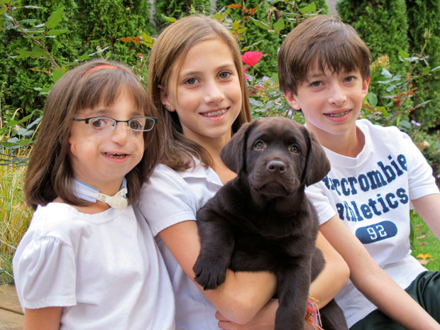 Clara Beatty com os irmãos Gretchen e Henry e o cachorro da família (Foto: AP Photo/Martha Irvine)