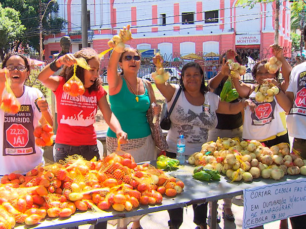 Professores em greve vendem frutas e verduras em protesto em Salvador (Foto: Reprodução/ TV BA)