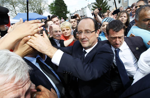 O candidato socialista à presidência da França, François 
Hollande, em campanha em Hombourg Haut nesta sexta-feira (4) (Foto: AP)