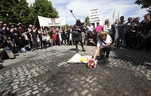 Parentes de empresários que cometeram suicídio por conta da crise fizeram uma marcha em memória das vítimas (Foto: Giorgio Benvenuti/Reuters)