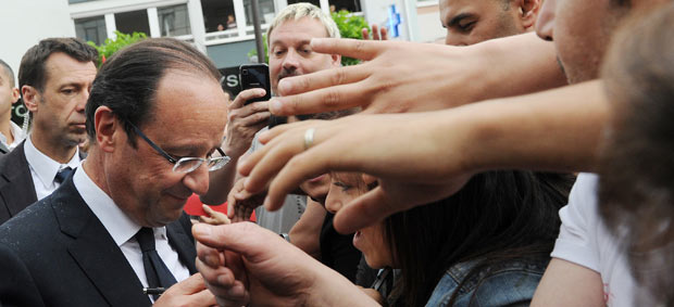 O candidato socialista à presidência da França, François Hollande, em campanha nesta sexta-feira (4) (Foto: AFP)