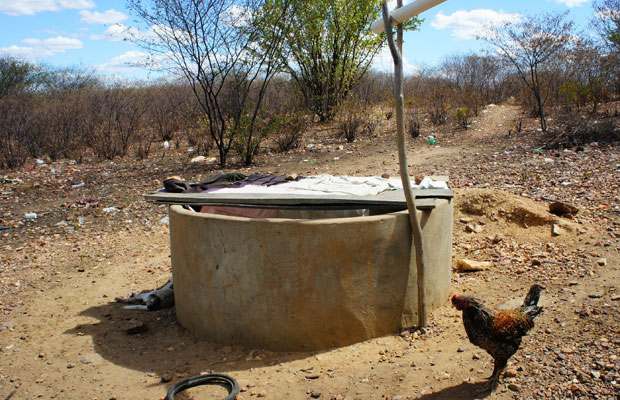 Cisterna feita pela Prefeitura Municipal de Muquém de São Francisco, na Bahia, em uma casa no povoado de Pedrinhas (Foto: Clauco Araujo/G1)