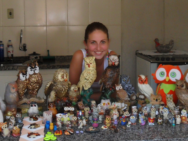 Maiara com uma parte da sua coleção de corujas (Foto: Arquivo Pessoal)
