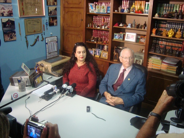 Luciane e o advogado deram entrevista coletiva em Sorocaba (Foto: Luana Eid/G1)