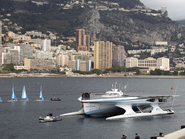 Navio Turanor Planetsolar, movido a energia solar, chega a Monaco e completa a volta ao mundo (Foto: Reuters/Eric Gaillard)