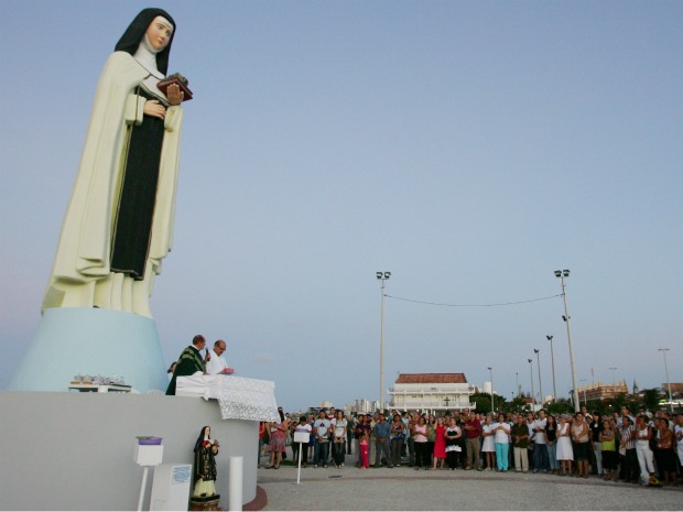 Vereador fez abaixo assinado contra denúncia que pode remover
 a estátua de santa Edwirges, que fica em terreno da União (Foto: 
Silvana Tarelho/Agência Diário)