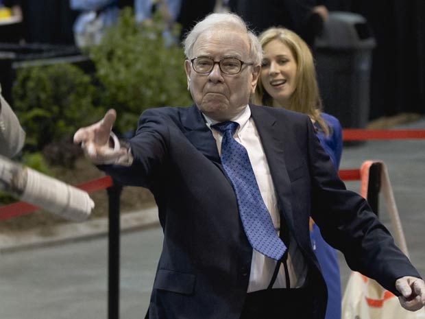 Warren Buffet participa de competição de arremesso de jornal em Nebraska (Foto: AP)