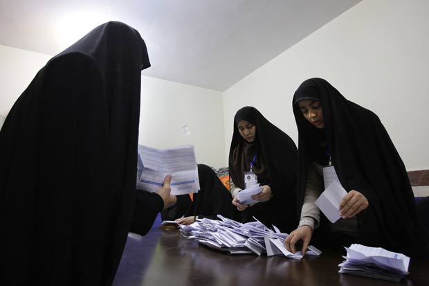 Mesárias contam votos das eleições parlamentares do Irã. (Foto: Vahid Salemi/AP)