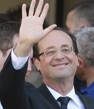 Hollande acena para o público após visitar o posto de votação perto de Tulle, na França (Foto: Bob Edme/AP)