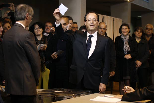 Favorito, socialista François Hollande durante votação neste domingo. (Foto: Jacky Naegelen/Reuters)