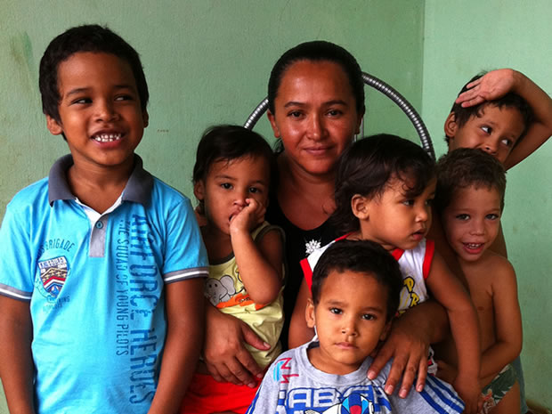 Adenilza posa com seus filhos mais novos e com um dos sobrinhos que mora na mesma casa (Foto: Iara Vilela / G1MT)