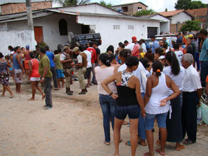 Carro fica preso em casa após batida na Bahia; uma pessoa morreu  (Foto: Everaldo Lins/ Arquivo Pessoal)