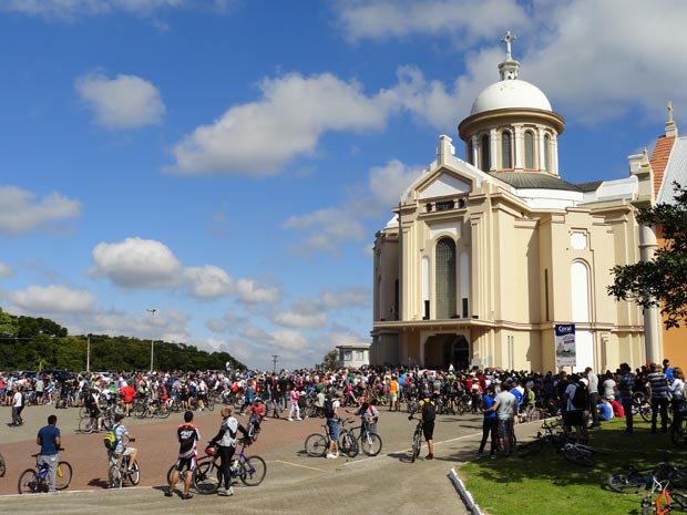 Ciclistas percorreram trajeto de 25 quilômetros até santuário de Caravaggio no RS (Foto: Claudia Chiele/Divulgação)