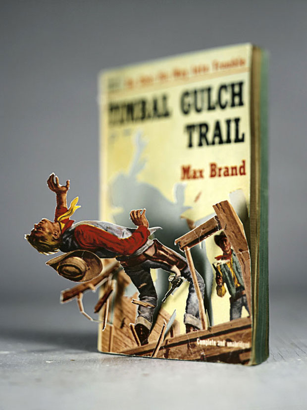 Inicialmente, Allen usava capas de romances conhecidos como pulp fiction, livros impressos em papel de baixa qualidade a partir do início da década de 1920 (Foto: Thomas Allen)