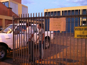 Trabalhadores controlavam portão de entrada do Incra/DF nesta terça-feira (8) (Foto: Káthia Mello/G1)